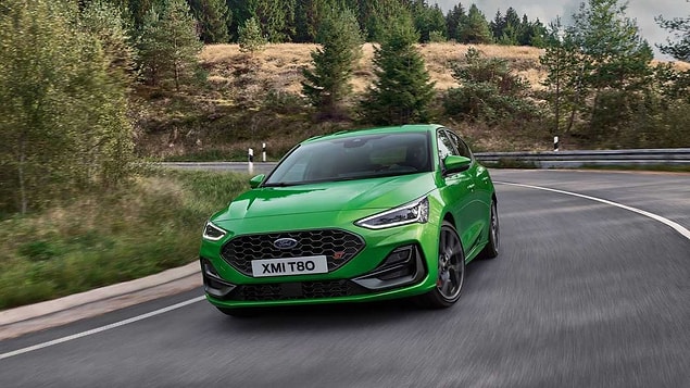 280 beygir güç üreten yeni Ford Focus, performansının yanı sıra yenilenen tasarımı ve siz farları ile öne çıkıyor.