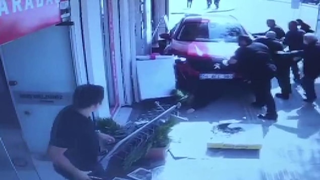 Anne aracın altında kalırken bebek arabasındaki bebek ise son anda ezilmekten kurtuldu.