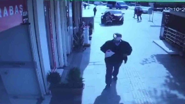 Polis kaza ile ilgili soruşturma başlattı. Feci olay bir iş yerinin güvenlik kamerası ile saniye saniye kaydedildi