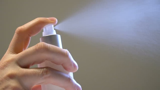 Deodorant kullanmak vücut temizliği için herkesin günlük bir rutini olsa da bazı deodorantlar, içerdiği zararlı maddeler nedeniyle çeşitli hastalıklara neden olabiliyor.