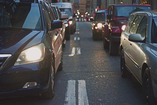 10. Neden zaman zaman trafik olması için sebep yokken arabalar tıkanır?