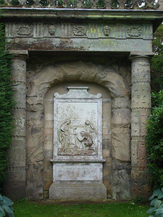 15. İngiltere, Staffordshire'daki 18. yüzyıla ait olan gizemli Çoban Anıtı, ne olduğu anlaşılamayan “DOUOSVAVVM” yazıtını taşıyor.
