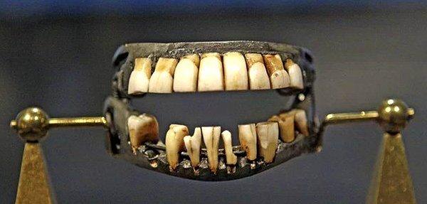9. Protezler icat edilmeden önce, protez olarak kullanılmak üzere ölü askerlerin ağızlarından dişler çekiliyordu!