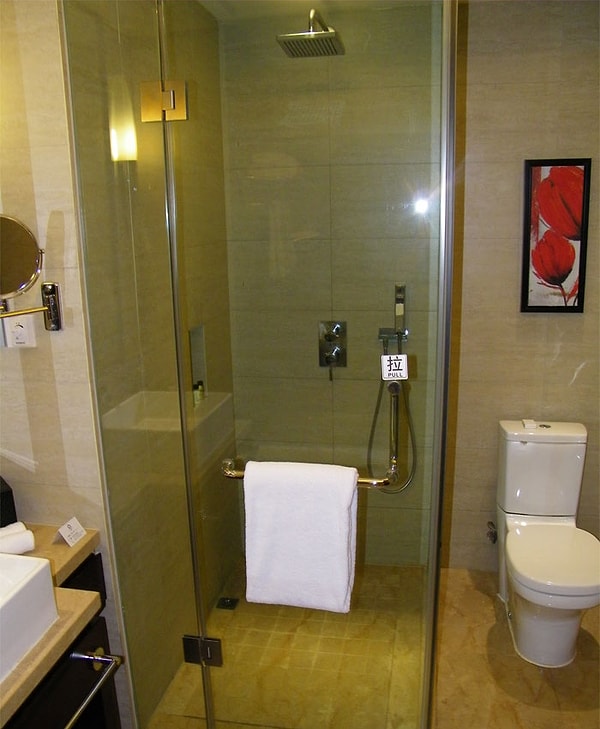 13. Я опоздал в школу и решил не принимать душ, чтобы успеть на автобус. Прихожу в школу, здороваюсь с девушкой, которую едва знал, она подходит ко мне, нюхает мою потную рубашку и говорит: «Черт возьми, ты действительно хорошо пахнешь»