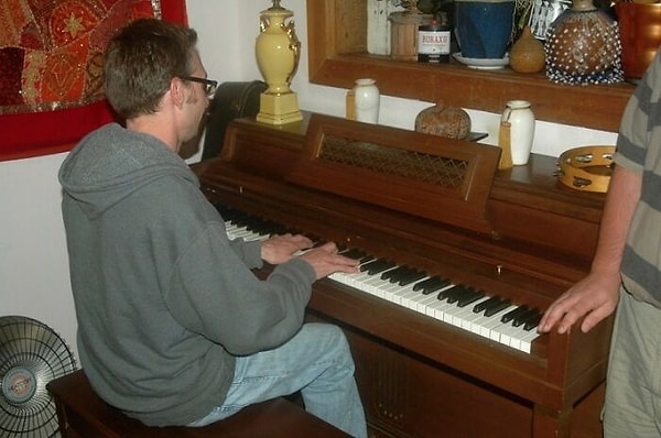 8. Играю на пианино. Именно музыка заставляет меня забыть обо всем