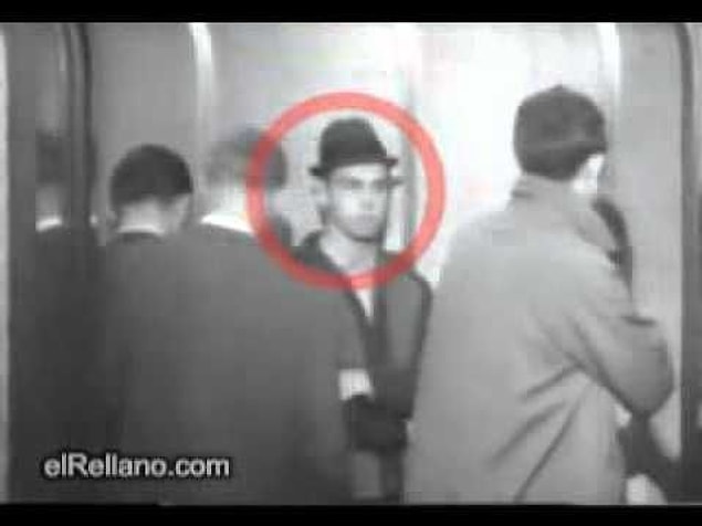 Yüzü kapıya dönük bir kişinin olduğu asansöre daha önceden ayarlanmış kişiler biniyor ve sırtlarını kapıya dönerek duruyorlar.