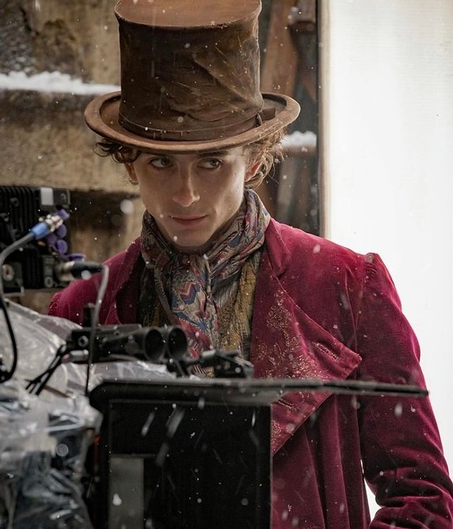 3. Willy Wonka'nın gençliğini oynayacak olan ABD'li oyuncu Timothee Chalamet, filmden ilk kareleri paylaştı.