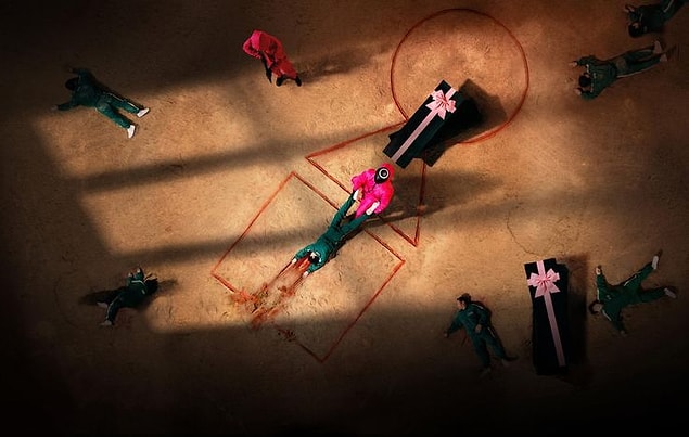 Güney Kore yapımı Squid Game dizisi Netflix'in bugüne kadar ki en çok izlenen yapımı olsa da bu popülerliği üzücü bir haberle yarıda kesildi.