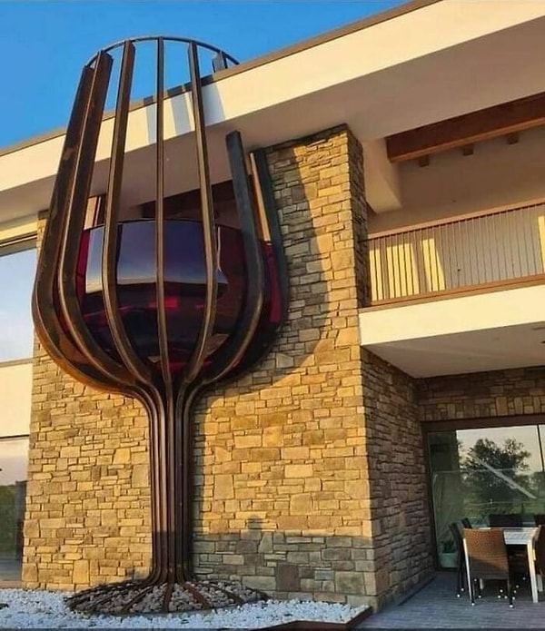 2. Винный дом Эмми Уайнхаус ( игра слов, с англ. фамилия певицы Winehouse означает "винный дом")