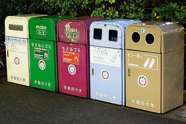 1. Japonya'da herkesin kendine özel çöp alanı bulunur ve asla başkasının çöpüne çöp atamazsınız.