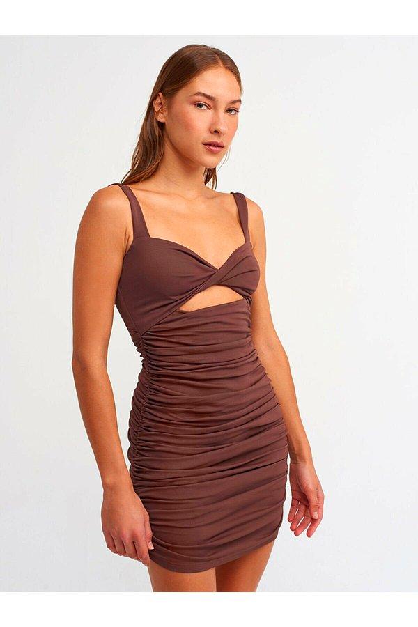 10. Büzgülü cut out detaylı elbise geçen sezondan beri en çok gördüğümüz modellerden biri.