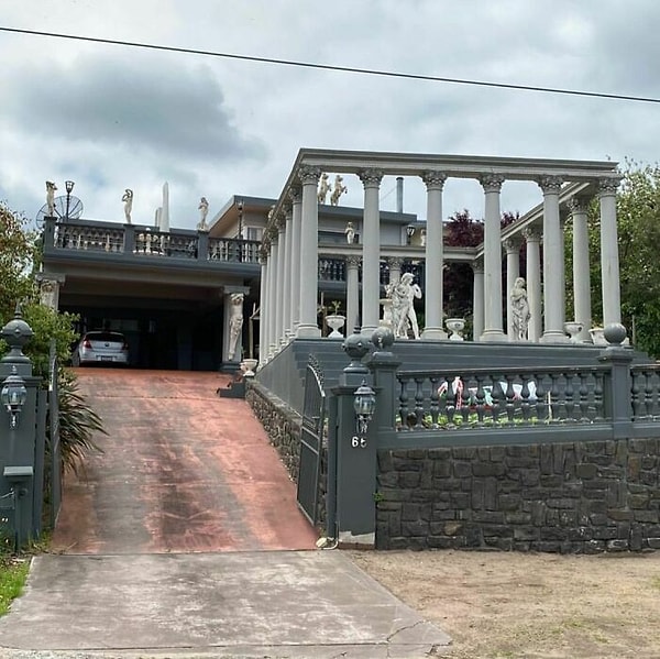 4. А где же гипсовые львы у входа?