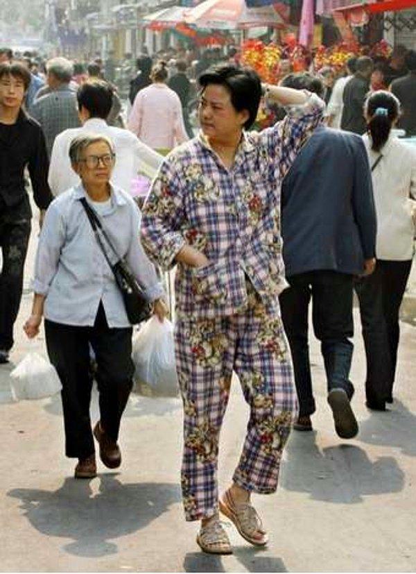 5. Çin'de pijamalarla sokakta gezmek, alışveriş yapmak çok ama çok normal bir durumdur.