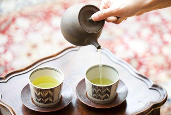 10. Japonya'da birine çay ikram etmek kalkma zamanının geldiğini hatırlatmanın kibar halidir.