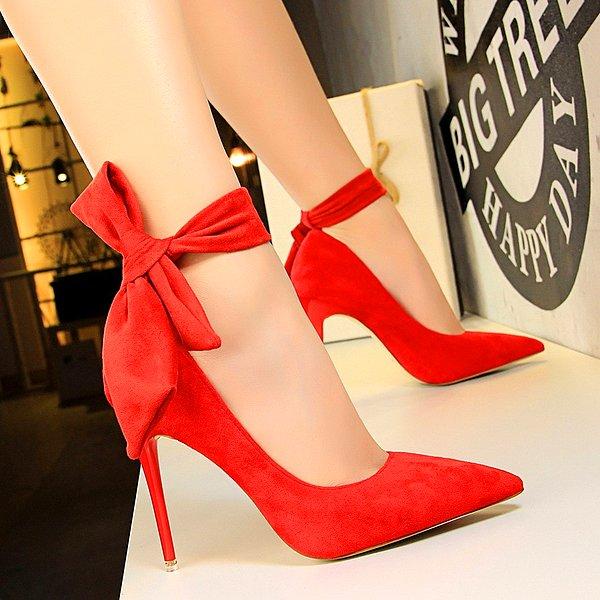 19. Kore'de sevgiliye kırmızı ayakkabı hediye etmek seni terk edeceğim demenin hediyeli yoludur.