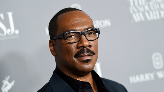 7. Eddie Murphy'nin görüntüleri internete sızmamıştı ama kendisi direkt sabahın erken saatlerinde bir yol kenarında transeksüel bir kadınla yakalanmıştı.