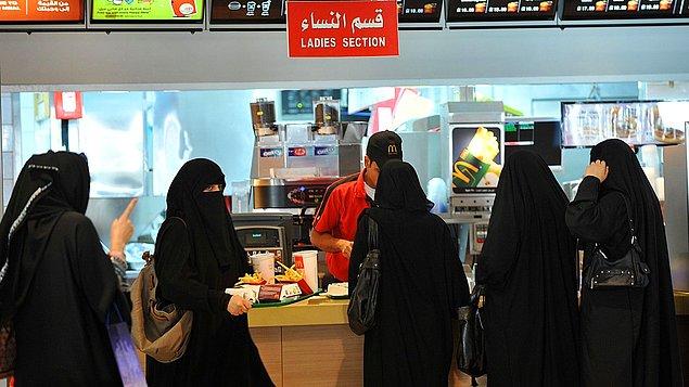 2. "Suudi Arabistan'a gittiğimde beni şaşırtan çok fazla şey oldu; banka, ofis, üniversite ve restoran gibi yerlerde kadın-erkek olarak ayrılmış kısımların bulunması, Arapların elleriyle yemek yemesi falan..."