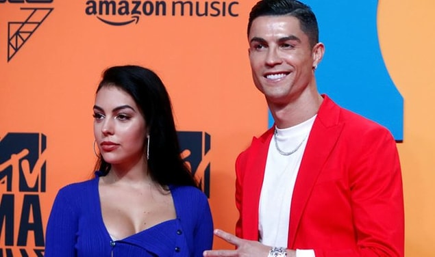 Ronaldo sevgilisine bilezik, kolye, yüzük gibi aksesuarlarını yanında taşıyabileceği bir mücevher çantası aldı.