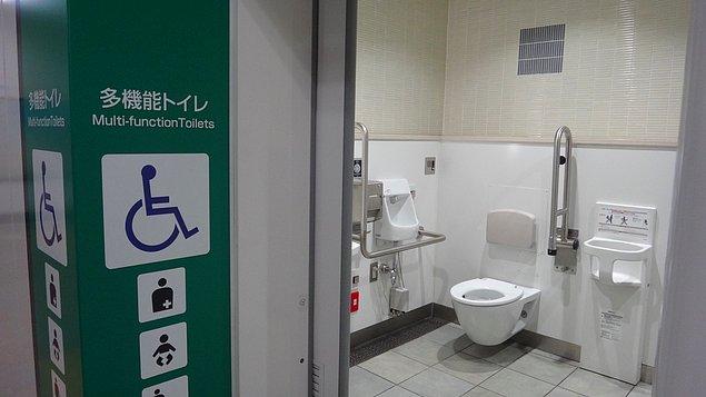 "Japonya'nın halka açık tuvaletleri ise hem temiz hem de klozetlerde bir sürü farklı fonksiyonu bulunuyor."