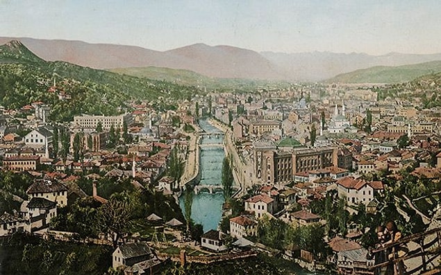 Temmuz 1894'te Sırbistan'da doğan Princip'in asi yapısı genç yaştan itibaren başına işler açtı. Okuldan atıldıktan sonra milliyetçi bir örgüte atılan genç, Avusturya-Macaristan hakimiyetindeki Saraybosna'da Sırbistan hakimiyeti hayalleri kuruyordu.