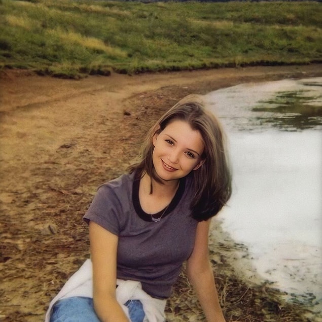 1. "Fotoğrafa ilk baktığınızda 90'larda yaşayan sıradan bir genç kızı görüyorsunuz. Ancak Rachel Scott isimli bu genç kadının çok hüzünlü bir hikayesi var."