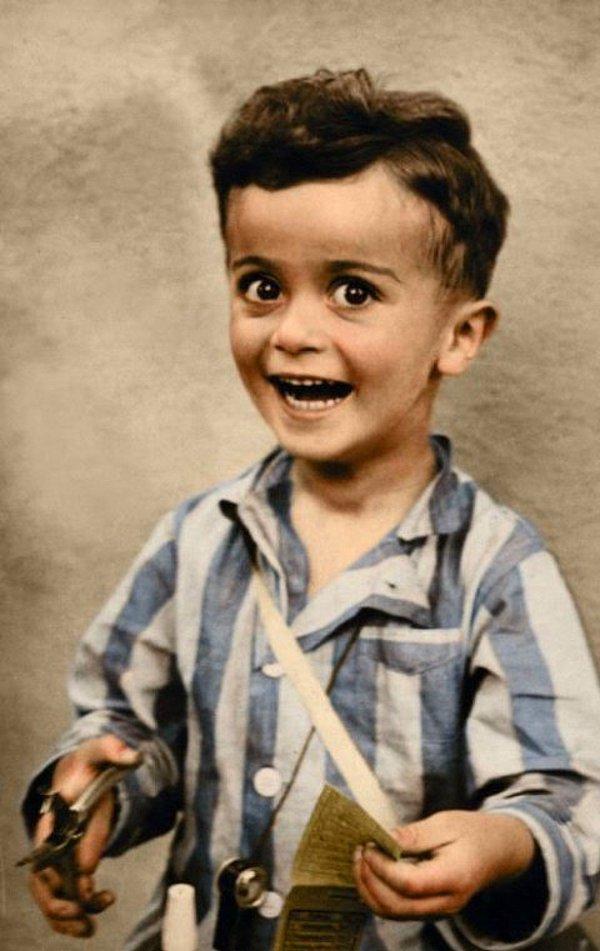 8. "Bu fotoğrafta gülümseyen masum çocuk Istvan Reiner. Daha sonraları renklendirilen fotoğraf aslen Auschwitz'deki toplama kampında çekilmiş ve birkaç hafta sonra bu çocuk gaz odalarında öldürülmüş."
