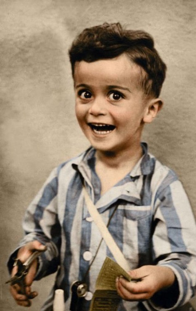 8. "Bu fotoğrafta gülümseyen masum çocuk Istvan Reiner. Daha sonraları renklendirilen fotoğraf aslen Auschwitz'deki toplama kampında çekilmiş ve birkaç hafta sonra bu çocuk gaz odalarında öldürülmüş."