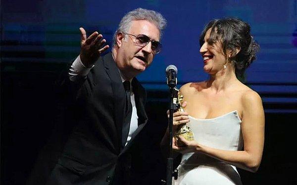 Konuşmasını uzatan Nihal Yalçın'a ödülünü veren Tamer Karadağlı'ya, ödüllü oyuncudan tepkisi gecikmedi: "Bana sus mu demek istiyorsunuz?"