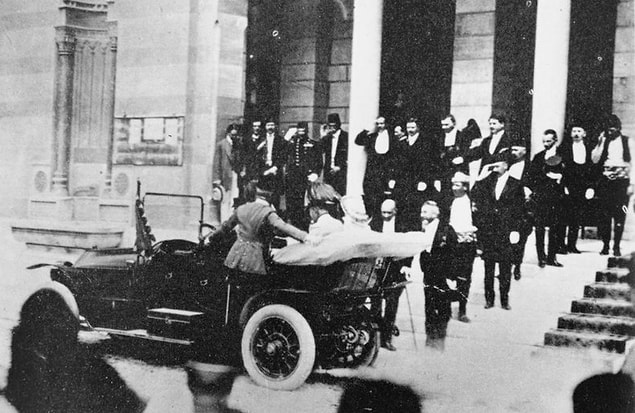 Suikastın son planı sabahın erken saatlerinde pastanede gerçekleştikten sonra harekete geçildi. Toplam altı suikastçı Ferdinand'ın konvoyunu beklerken ilki zamanlama hatası yaptı ve konvoy içerisinde Ferdinand'ın olduğu araca ulaşamadı.