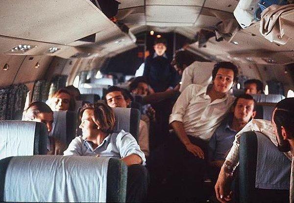 11. "Aileleriyle tatile çıkmaya hazırlanan mutlu insanlarla dolu bu fotoğraf, 1972'de kaza yapan 571 sayılı sefer uçağında çekilen son görsel oldu."