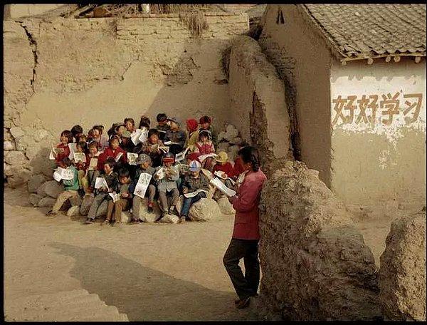 15. "Çin'de okulları olmadığı için bir duvarın önüne dizilip okuyan çocuklar"