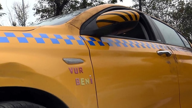 "Taksiye "vur beni" yazmış