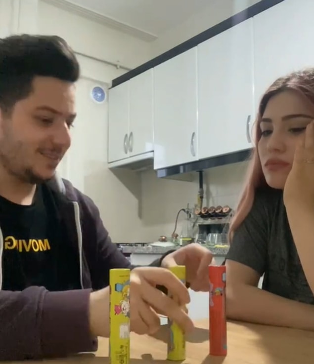 Soğuk esprilere TikTok videosu çeken çiftin o videoları elden ele dolaşırken, izleyenler de inanılmaz keyif alıyorlar.