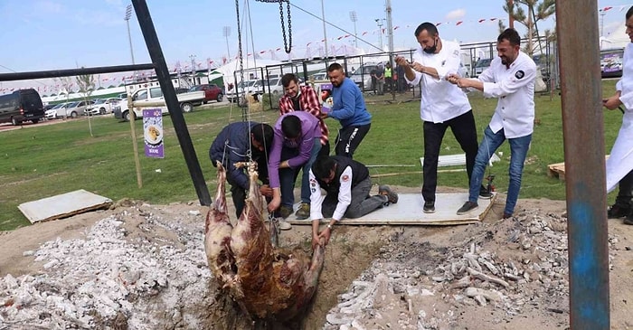 Bu Sevdadan Vaz mı Geçseniz? 2 Tonluk Danayı Daha Önce Ateşte Yakan Aşçılar Şimdi de Çukura Düşürdüler