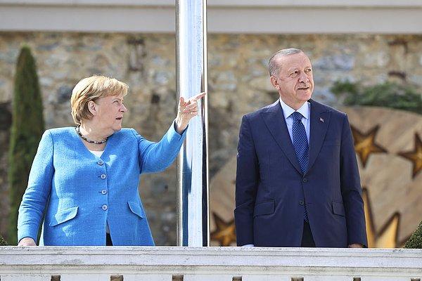 Erdoğan'ın Merkel'e İstanbul Boğazı ile ilgili bilgiler verdiği görüldü.