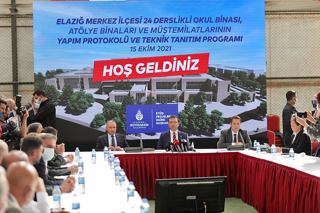 Şehirdeki ziyaretlerini yapıp gençlerle buluşan Ekrem İmamoğlu, konuşmasında Vali Toraman ve Başkan Şerifoğulları'na 'Beni makamında kabul etmeme konusunda irade gösteriyorlar. Unuttukları bir şey var; o makam onların değil milletin makamı' diyerek tepki gösterdi.