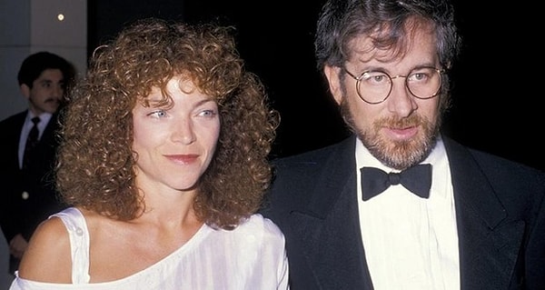 7. Ünlü yönetmen Steven Spielberg, bir peçete ile güvenceye aldığı evliliğini yönetememişti... Spielberg, eşi ile boşanma süreçlerinde, Amy Irving'e tam 100.000.000$ ödedi