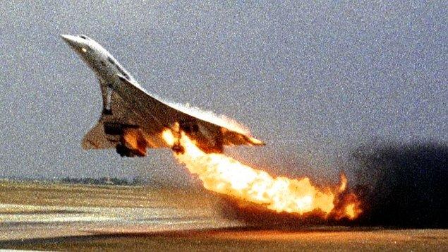 4. Air France'ın F-BTSC tescilli AFR4590 sefer sayılı Concorde uçağı, Paris’teki Charles de Gaulle Havalimanı’ndan kalkış yaptıktan sonra sol arka motor kısmında büyük bir yangın çıktı. Uçak havalimanının otelinin üzerine düştü ve 113 kişi yaşamını yitirdi.
