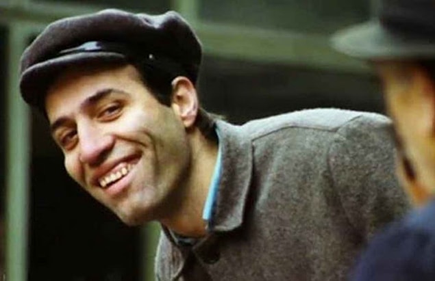 6. Usta oyuncu Kemal Sunal, "Balalayka" filminin çekimlerine gitmek için bindiği Trabzon uçağında geçirdiği kalp krizi sonucu 55 yaşında hayata gözlerini yumdu.