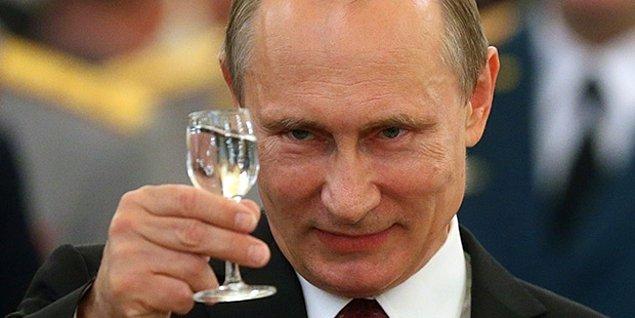 7. Vladimir Putin, Rusya'da başkanlık seçimlerini kazanarak devlet başkanlığına geldi.