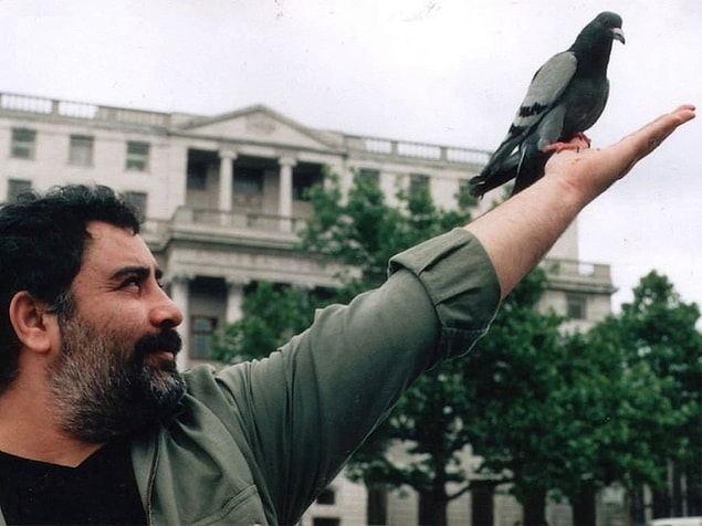 15. Müzisyen Ahmet Kaya, Paris'teki evinde geçirdiği kalp krizi sonucu 43 yaşında hayatını kaybetti.