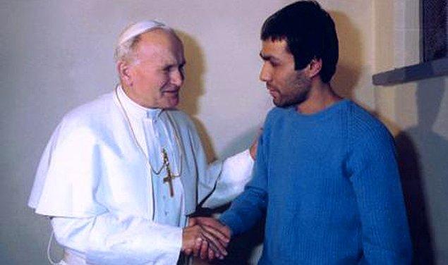 19. 1981 yılında Papa 2. Jean Paul'e suikast düzenleyen ve İtalya'da ömür boyu hapis cezasına çarptırılan Mehmet Ali Ağca, Türkiye'ye iade edildi.