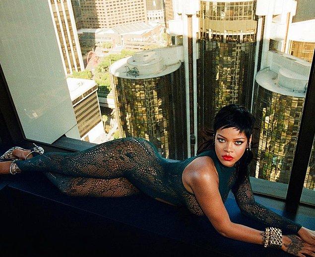 Gökdelen manzarasının yanında Rihanna'nın cool duruşu, pozu ve bakışı içimizi bi' hoş yapmadı değil.