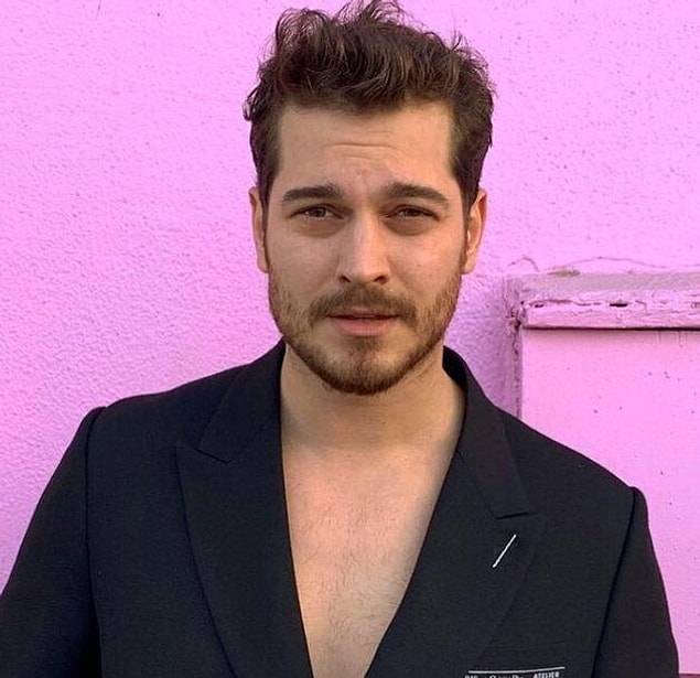 Çağatay Ulusoy’u aranızda tanımayan yoktur. Kendisi yakışıklılığıyla, mütevazı duruşuyla ve başarılı oyunculuk performansıyla her daim gönlümüzde taht kuran, Türkiye için oldukça önemli isimlerden bir tanesi.
