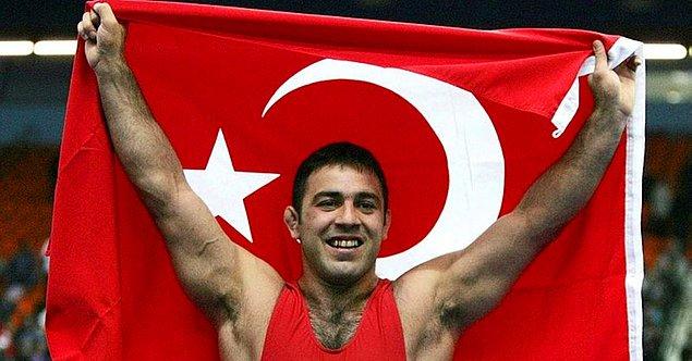 24. 85 kilo güreşçisi Hamza Yerlikaya, Sydney Olimpiyat Oyunları'nda olimpiyat şampiyonu oldu.