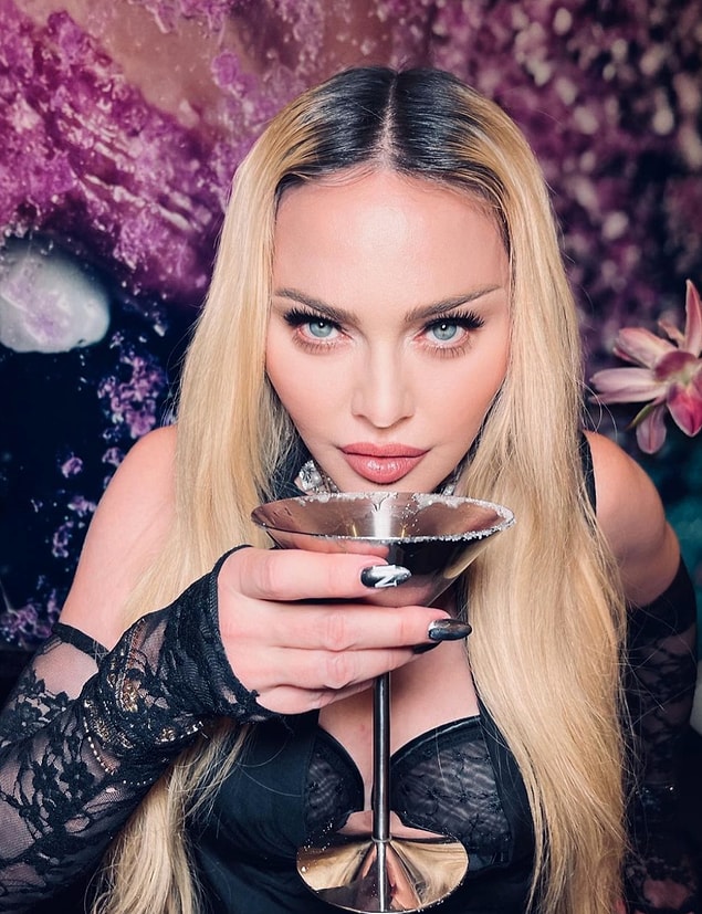 Müzik ve şov dünyasının efsanevi isimlerinden olan Madonna, tarzı ve şarkılarıyla hepimizde hipnoz etkisi yaratıyor.