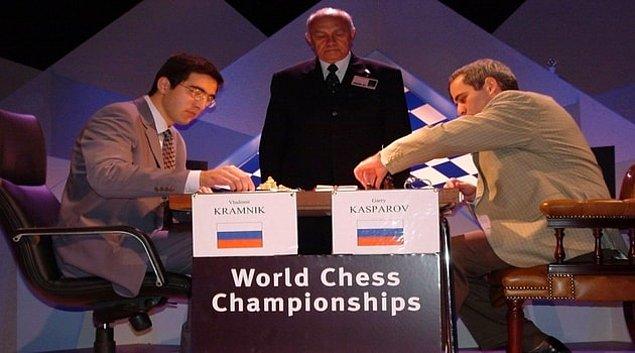 39. 15 yıldır dünya satranç şampiyonu olan Garry Kasparov, Dünya Satranç Şampiyonası'nda Vladimir Kramnik'e yenildi.