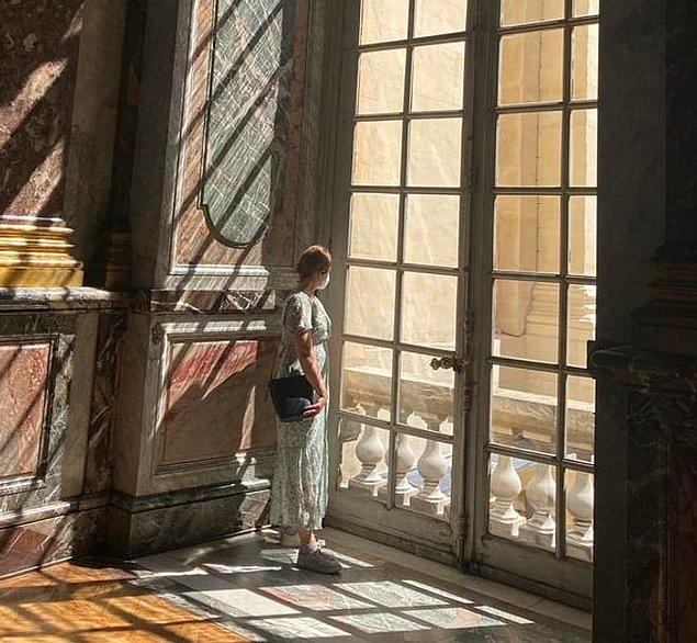 5. "Versailles'da pencerenin önünde."
