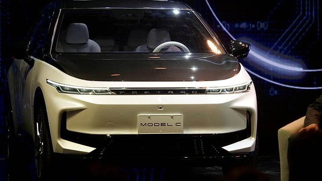 Gerçekleştirdiği bir etkinlikte SUV, sedan ve otobüs olmak üzere 3 farklı araç modelini tanıtan Foxconn, önümüzdeki 5 yıl içinde 35 milyar dolarlık bir yatırım yapacak.