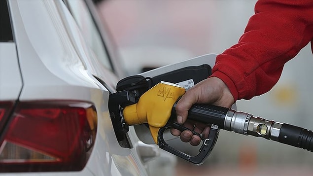 Üç günde ikinci kez zamlanan motorin bu zamla birlikte 8 liranın üzerine çıkmış oldu. Cuma gecesi motorine 41, benzine 14 kuruş zam yapılmıştı.